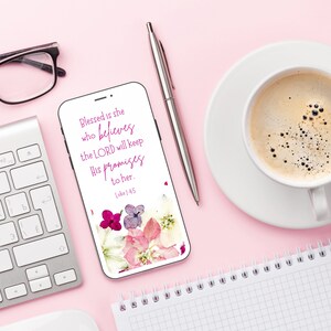K&ouml;nnte beinhalten: Eine rosa und wei&szlig;e florale Handy-Tapete mit dem Text "Blessed is she who believes the LORD will keep His promises to her. Luke 1:45"