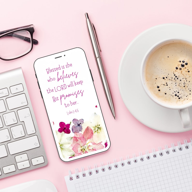 K&ouml;nnte beinhalten: Eine rosa und wei&szlig;e florale Handy-Tapete mit dem Text "Blessed is she who believes the LORD will keep His promises to her. Luke 1:45"