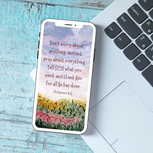 K&ouml;nnte beinhalten: Ein Telefonbildschirm zeigt ein Aquarellbild eines Blumenfeldes mit einem Zitat &uuml;ber das Gebet aus Philipper 4,6. Das Zitat lautet: "Sorgt euch um nichts, sondern lasst in allen Dingen eure Bitten durch Gebet und Flehen mit Danken vor Gott kundwerden. Philipper 4,6"
