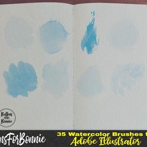 K&ouml;nnte beinhalten: Offenes Notizbuch mit blauen Aquarellpinselstrichen. Die Seite zeigt verschiedene Pinselstrichproben, die verschiedene Texturen und Dichten aufweisen. Der Text unten lautet "35 Watercolor Brushes for Adobe Illustrator" und "ButtonsForBonnie".