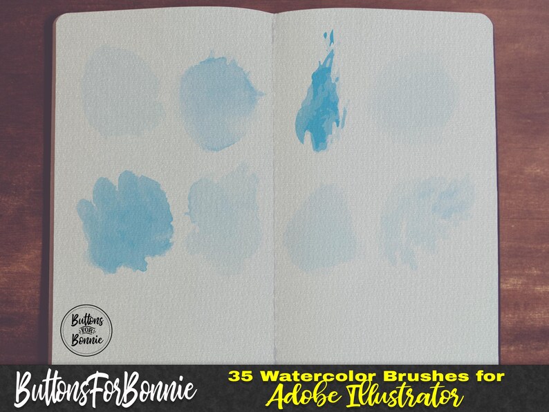 K&ouml;nnte beinhalten: Offenes Notizbuch mit blauen Aquarellpinselstrichen. Die Seite zeigt verschiedene Pinselstrichproben, die verschiedene Texturen und Dichten aufweisen. Der Text unten lautet "35 Watercolor Brushes for Adobe Illustrator" und "ButtonsForBonnie".