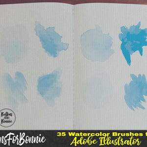 K&ouml;nnte beinhalten: Offenes Notizbuch mit blauen Aquarellpinselstrichen auf den Seiten. Das Bild enth&auml;lt den Text "ButtonsForBonnie" und "35 Watercolor Brushes for Adobe Illustrator". Die Aquarellpinselstriche sind in verschiedenen Formen und Blaut&ouml;nen.