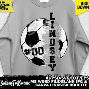 Op de afbeelding: Een grijs sweatshirt met een zwart-wit voetbalontwerp. De voetbal is in twee&euml;n gesplitst met de naam "LINDSEY" en het nummer "#00" op de bal.