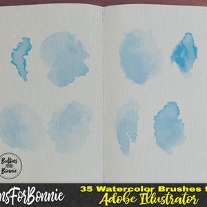 K&ouml;nnte beinhalten: Ein offenes Skizzenbuch zeigt mehrere hellblaue Aquarellpinselstriche. Der Text "Buttons for Bonnie" befindet sich in einem Kreis unten links. Der Text "35 Watercolor Brushes for Adobe Illustrator" befindet sich unten.
