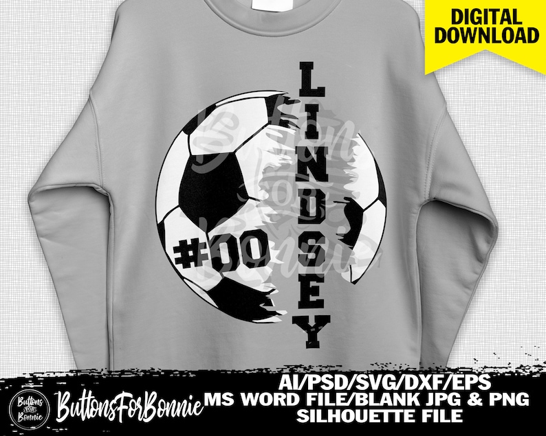 Op de afbeelding: Een grijs sweatshirt met een zwart-wit voetbalontwerp. De voetbal is in twee&euml;n gedeeld met de naam "LINDSEY" verticaal langs de zijkant geschreven. Het nummer "#00" staat op de voetbal.
