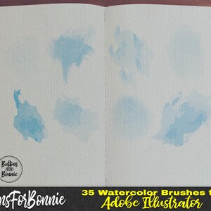K&ouml;nnte beinhalten: Offenes Notizbuch mit blauen Aquarellpinselstrichen. Der Text unten lautet "ButtonsForBonnie" und "35 Watercolor Brushes for Adobe Illustrator". Ein kreisf&ouml;rmiges Logo mit dem Text "Buttons for Bonnie" befindet sich in der unteren linken Ecke.