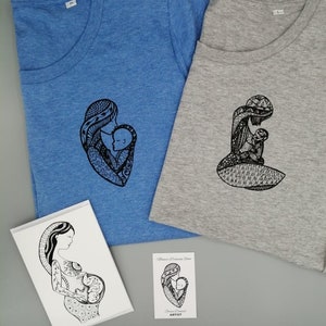 Un pour vous, un pour moi : deux T-shirts en coton et une carte, Art original imprimé en Irlande. Art De La Maternité