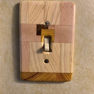 Tabla de cortar de madera de desecho, cubierta de interruptor de luz, decoración del hogar, detalles de bricolaje para todos, con una tira de color natural rojo brillante