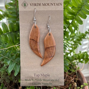 Vermont Tap Hole Maple Native Hardwood Ohrringe mit Loch links als Teil der Herstellung von Ahornsirup