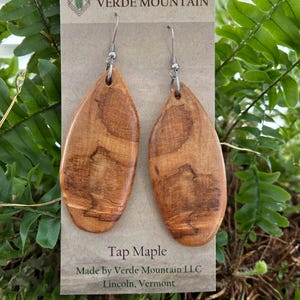 Vermont Tap Hole Maple Native Hardwood Ohrringe mit Loch links als Teil der Herstellung von Ahornsirup
