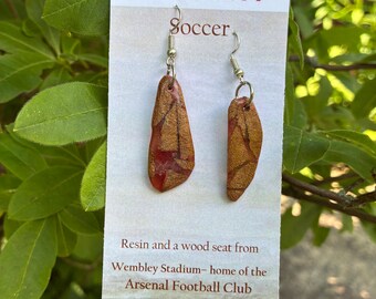 Drewniana trybuna Arsenalu, stadion Wembley, ozdobiona kolczykami z żywicy