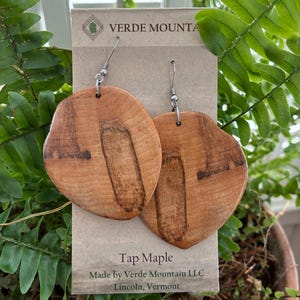Vermont Tap Hole Maple Native Hardwood Ohrringe mit Loch links als Teil der Herstellung von Ahornsirup
