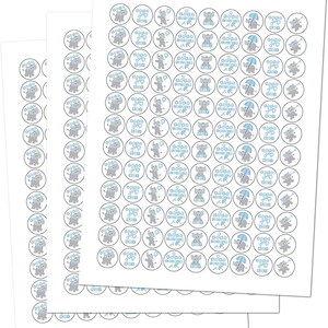 Pu&ograve; includere: Tre fogli di carta bianca con adesivi per baby shower blu e grigi. Gli adesivi mostrano un elefante dei cartoni animati con un palloncino blu e il testo "Baby Shower Boy".