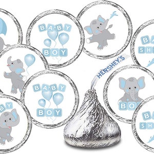 Pu&ograve; includere: Etichette per bomboniere di baby shower blu e grigie con un design a forma di elefante. Le etichette mostrano il testo "Baby Boy" e "Baby Shower".