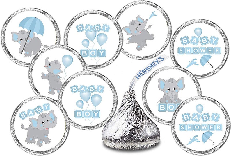 Pu&ograve; includere: Etichette per bomboniere di baby shower blu e grigie con un design a forma di elefante. Le etichette mostrano il testo "Baby Boy" e "Baby Shower".