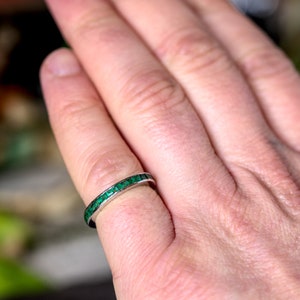 Precioso anillo vintage de paladio y esmeralda con banda de eternidad completa c1950s