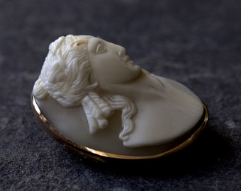 Antique Italian 14K Gold High Relief Natural Shell Cameo Brooch Flora Goddess