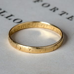 Rare Antique English 18K Gold Ornate Posy Wedding Band Ring Vertue Gaineth Glory