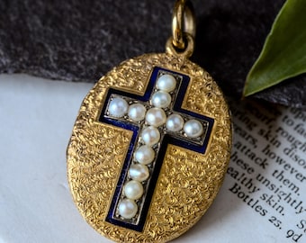 Peut inclure: Pendentif doré de forme ovale avec des détails en relief. Une croix bleue, ornée de perles blanches, est au centre. Le pendentif est doté d'une boucle dorée pour être suspendu.
