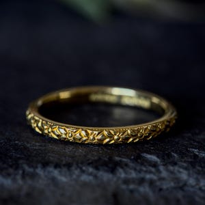 Superb Quality Vintage English 18K Gold Floral Ornate Wedding Band