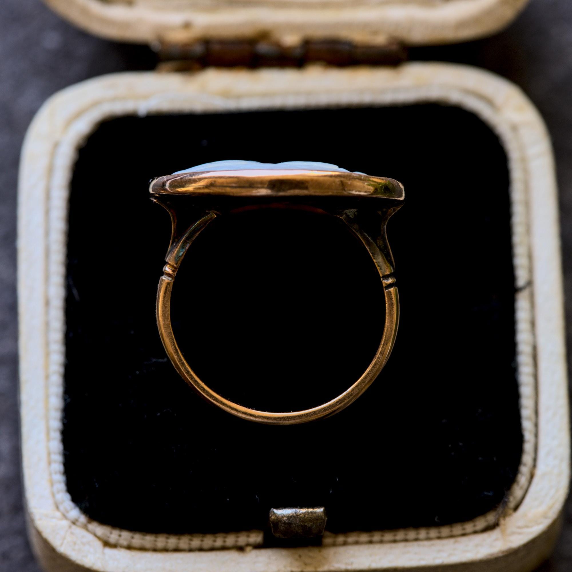 希少なアンティークイタリア製9Kゴールド製小さな天然シェルカメオ