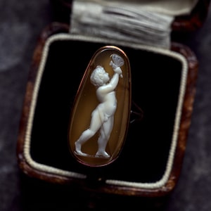 Stunning Antique 18K Gold Natural Hardstone Cameo Ring Cupid Catches Love c1860