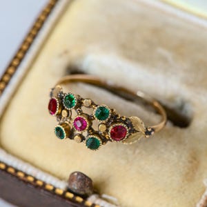 Pode incluir: Um conjunto de três vasos de cerâmica em alturas e formas variadas. Os vasos são esmaltados com um acabamento branco fosco, oferecendo uma estética minimalista. O vaso mais alto tem aproximadamente 25 cm de altura.