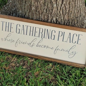 THE GATHERING PLACE - Friends Become Family - Bauernhaus Hausschild - Gerahmtes Schild - Rustikales Holzschild