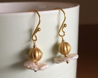 Pendientes de perla plana naturales, marroquí 18K lleno de aretes de oro, oro de 18 K pescan ganchos, pendientes de metal, regalo para ella