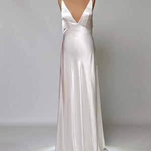 Elegantes Satin Brautkleid, Brautkleid mit V-Ausschnitt, Rückenfreies Kleid mit Schleppe