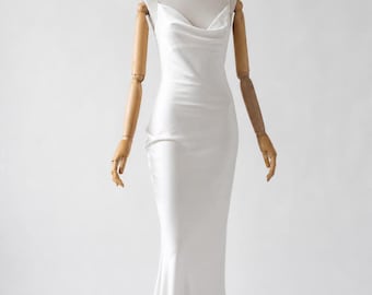 Robe de mariée en satin ivoire à col bénitier, robe de mariée modeste