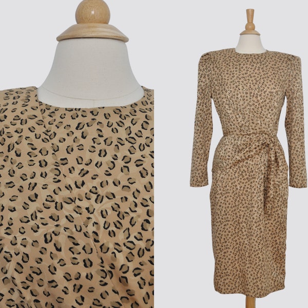 Robe à imprimé léopard des années 1980 / femme de taille moyenne / vintage des années 80 guépard drapé en satin animal midi / épaulettes à basque butin fait des années 40 rétro des années 40