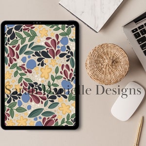Op de afbeelding: Een digitale tablet met een kleurrijk bloemenpatroon met blauwe, gele, groene en rode bloemen en bladeren op een beige achtergrond. De tekst "Sara Danielle Designs" is zichtbaar onderaan het scherm.
