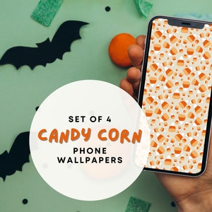 Puede incluir: Un teléfono inteligente muestra un fondo de pantalla con un patrón de caramelos de maíz. El teléfono se sostiene en una mano, con un fondo verde claro decorado con siluetas de murciélagos negros, caramelos naranjas y gominolas verdes. El texto "SET OF 4 CANDY CORN PHONE WALLPAPERS" está en un círculo blanco.