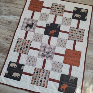 Rustikale Krippenbettwäsche aus dem Wald - Modernes, erdiges Babyzimmer für Jungen - Naturbär-Elch-Hirsch-Abenteuer erwartet - Erbstück Braune Rostdecke