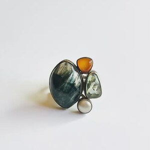 Anillo ajustable de plata de ley con varias piedras: labradorita, cornalina, amatista y perla.