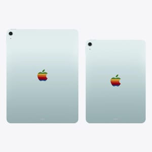 Può includere: Due tablet azzurri con un logo Apple arcobaleno. I tablet hanno un obiettivo della fotocamera in alto e tre piccoli punti in basso. Il logo Apple è un design retrò.