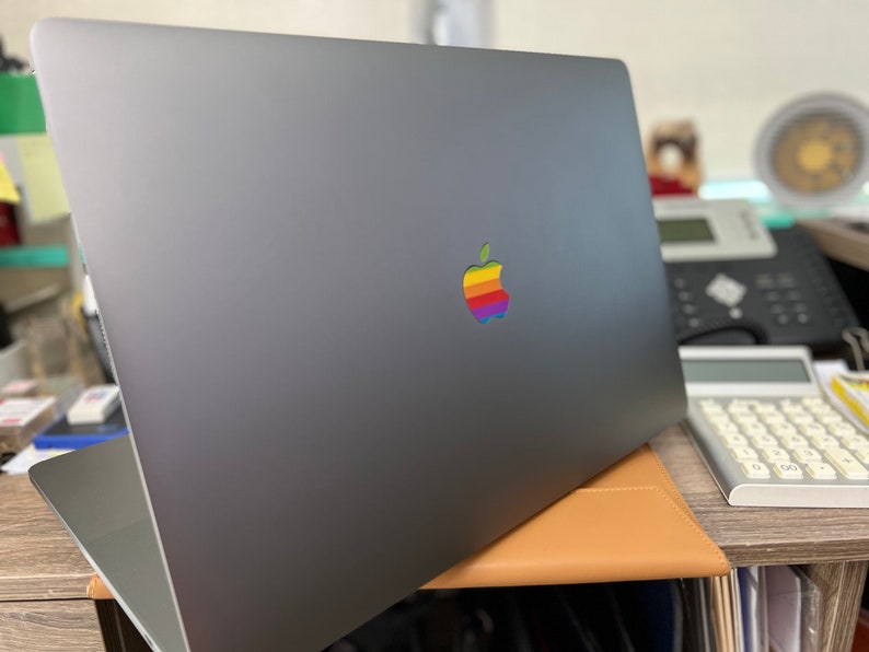 Apple Rainbow 80er Retro Logo Aufkleber für MacBook Pro / Air 13 14 15 16 Touch bar M1 M2 M3 Pro Max Bild 6