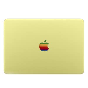 Könnte beinhalten: Eine rechteckige Laptop-Abdeckung in einem einfarbigen, blassgelben Finish. In der Mitte der Oberfläche befindet sich ein klassisches apfelförmiges Logo mit horizontalen Streifen in den Farben Grün, Gelb, Orange, Rot, Violett und Blau.
