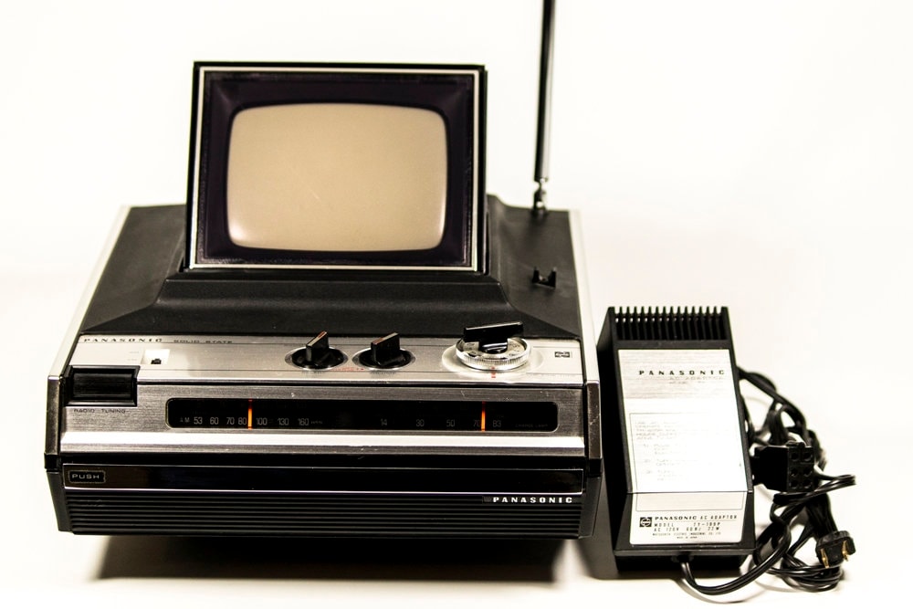 Panasonic TR-425R Portable Flip Top TV - Radio With Original Power Panasonic TR-425R Portable Flip Top TV - Radio With Original Power