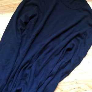 K&ouml;nnte beinhalten: Ein dunkelblauer Langarm-Pullover aus weichem, bequemem Material.