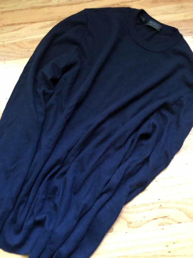 K&ouml;nnte beinhalten: Ein dunkelblauer Langarm-Pullover aus weichem, bequemem Material.