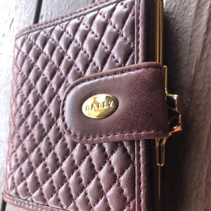 Cartera de cuero vintage Bally hecha en Italia Cartera de cuero acolchado color burdeos Bally ranuras para tarjetas de crédito con cierre de beso compartimento para billetes vintage Bally