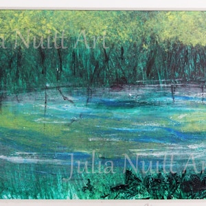 Può includere: Dipinto astratto di un lago con alberi verdi sullo sfondo. L'acqua è dipinta in tonalità di blu e verde, con riflessi bianchi. Gli alberi sono dipinti in tonalità di verde e nero.