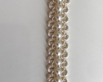 Beaded ecru braid in the middle of 1 cm and gold border