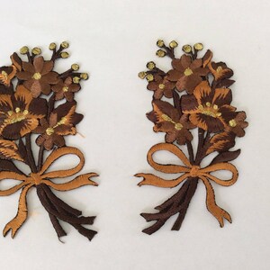 Peut inclure: Deux appliques brodées de fleurs brunes avec des accents dorés et un nœud brun. Les appliques sont parfaites pour ajouter une touche de charme vintage aux vêtements, aux sacs ou aux projets de décoration intérieure.