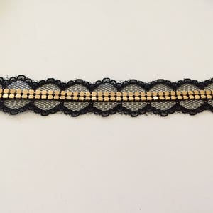 Galon de dentelle avec un ruban métallisé au milieu