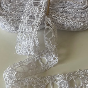 Passe ruban en dentelle blanche 2,5 cm largeur