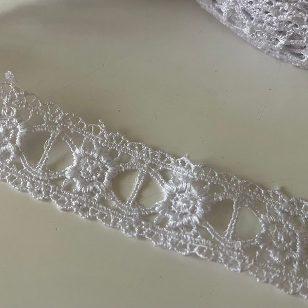 Passe ruban en dentelle blanche 2,5 cm largeur