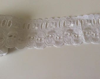 Dentelle en broderie anglaise blanche avec passe ruban 4,5 cm